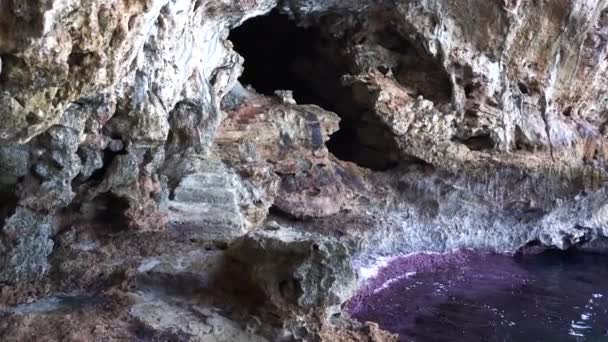 Grotta i montains vid havets strand — Stockvideo