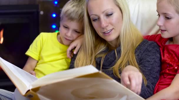 Maminka a děti sledovat fotografie v době Vánoc — Stock video