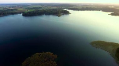 Mavi Göl yeşil ada