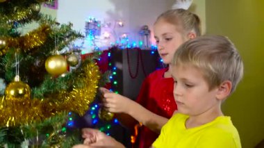 Çocuklar Noel ağacı süsleme