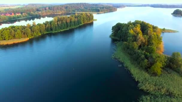 île verte dans le lac bleu 