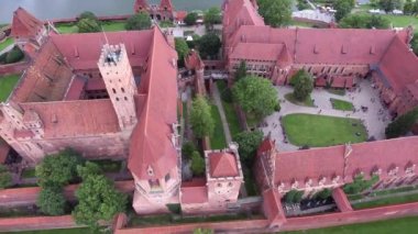 Nehri üzerinde eski büyük kale