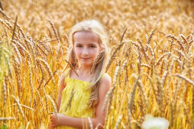 Tarladaki güzel kız.
