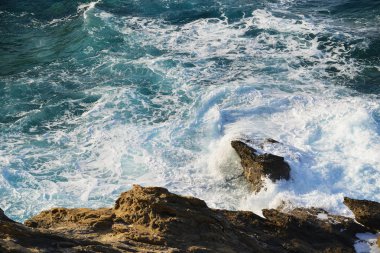 köpük dalgalar sıçrama