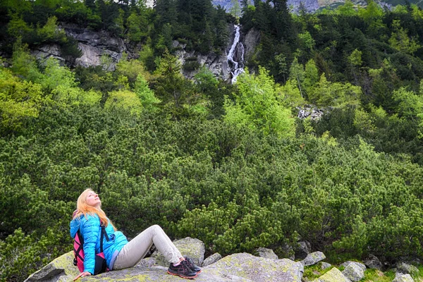 Jonge vrouw in Bergen — Stockfoto