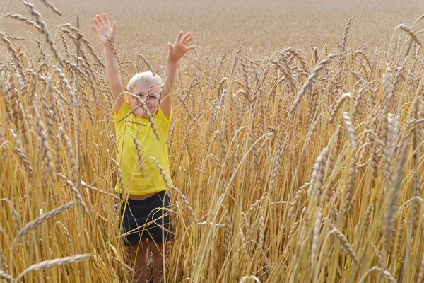 Çocuk alanda mısır gevreği — Stok fotoğraf