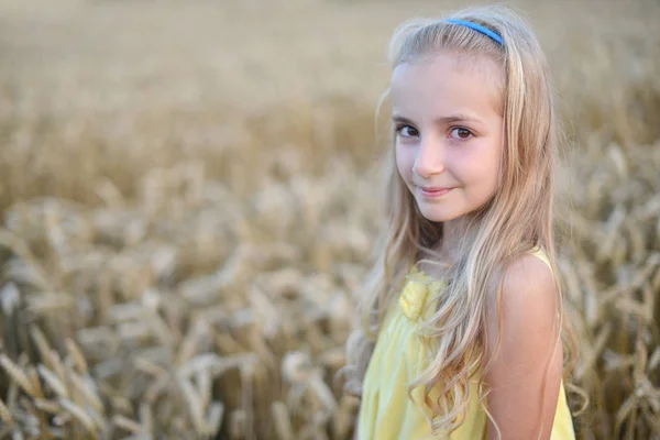 Menina bonita no campo — Fotografia de Stock