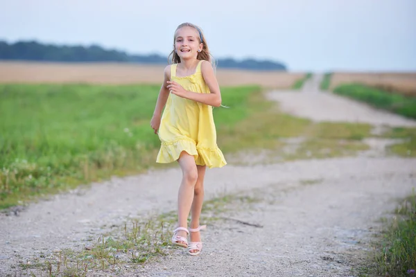 Menina bonita correndo — Fotografia de Stock