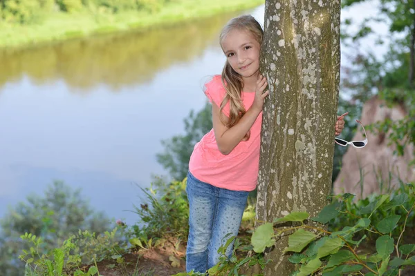 나무 근처 아름 다운 소녀 — 스톡 사진