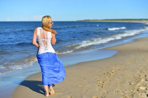 Jonge vrouw op strand — Stockfoto