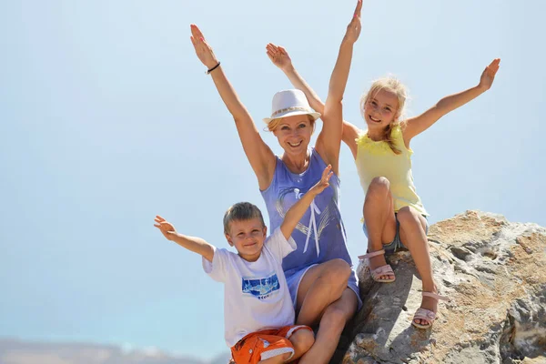 Gelukkige vrouw met kinderen — Stockfoto