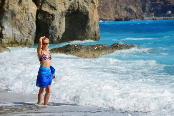 Vrouw en blauw schone zee — Stockfoto