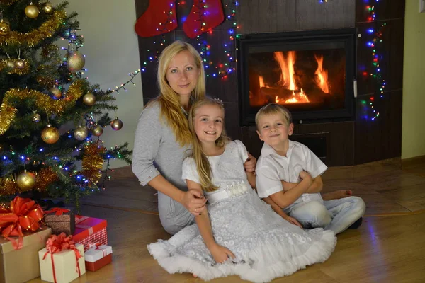 Moeder en kinderen met geschenkdozen — Stockfoto