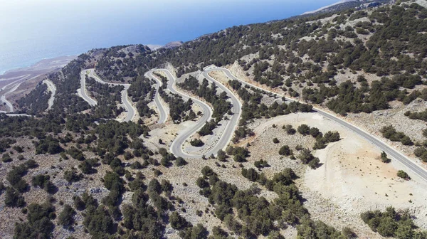 Camino serpentino en las montañas — Foto de Stock