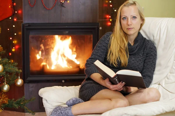 Jovem mulher leitura livro — Fotografia de Stock