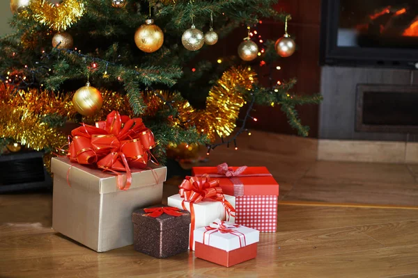 Kerstboom en geschenkdozen — Stockfoto