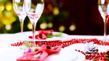 şömine ve ağaç ışıklı Noel masada kavrulmuş tavuk