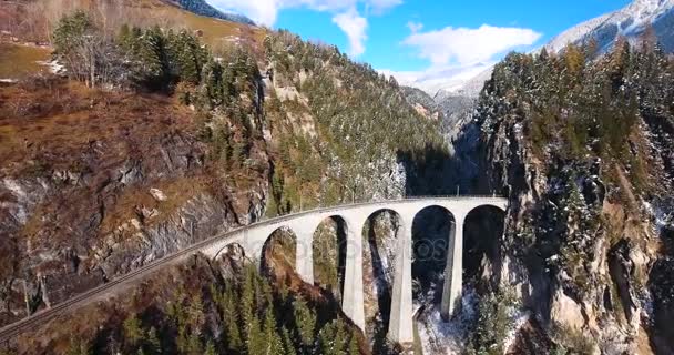 Hermoso viaducto en Suiza, vista aérea — Vídeo de stock