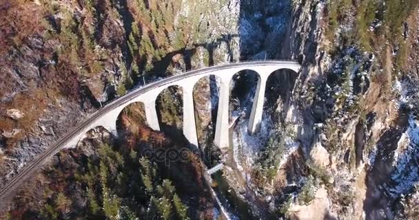 Hermoso viaducto en Suiza, vista aérea — Vídeos de Stock