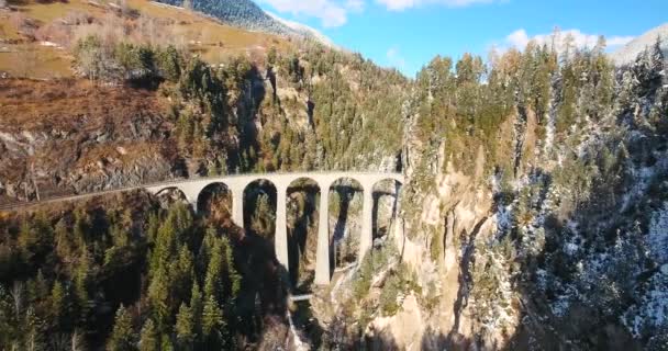 Hermoso viaducto en Suiza, vista aérea — Vídeo de stock