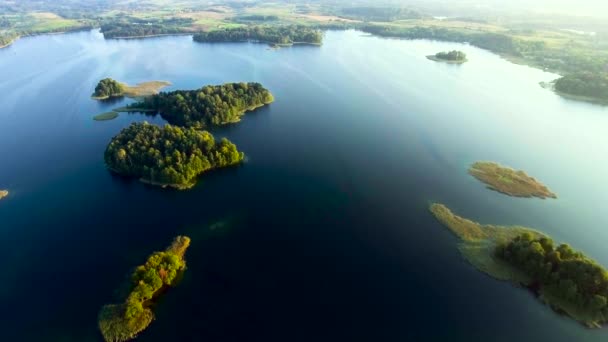 Ilha verde em lago azul — Vídeo de Stock