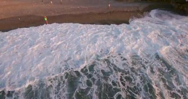 Vrouw die langs het strand loopt — Stockvideo