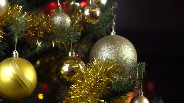 Árbol de Navidad decorado con luces delante de la chimenea — Vídeos de Stock