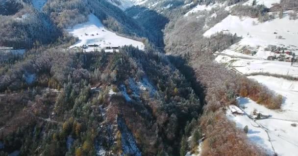 Montañas en Suiza en invierno vista aérea — Vídeos de Stock