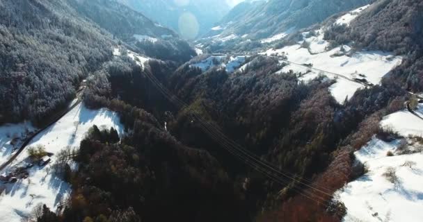 Montañas en Suiza en invierno vista aérea — Vídeo de stock