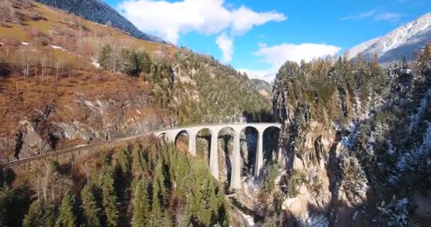 Hermoso viaducto en Suiza, vista aérea — Vídeo de stock