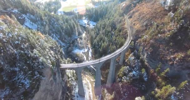 Hermoso viaducto en Suiza, vista aérea — Vídeos de Stock