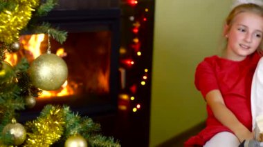 Anne ve çocuklar fotoğraf Noel zamanda izlerken