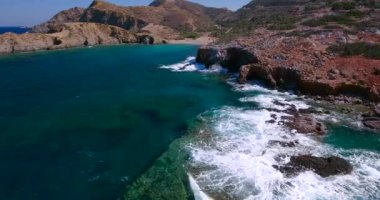 Mavi deniz, kayalıklardan sahilinde kırma dalgalar