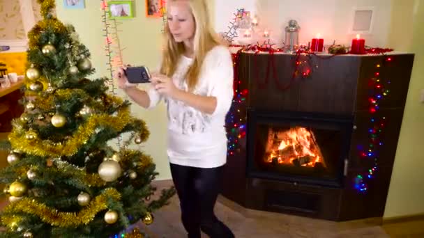 Mãe e crianças fazendo selfie na árvore de natal — Vídeo de Stock