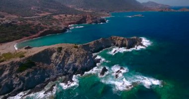 Mavi deniz, kayalıklardan sahilinde kırma dalgalar