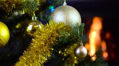 Noel ağacı ışıkları şömine önünde ile dekore edilmiş