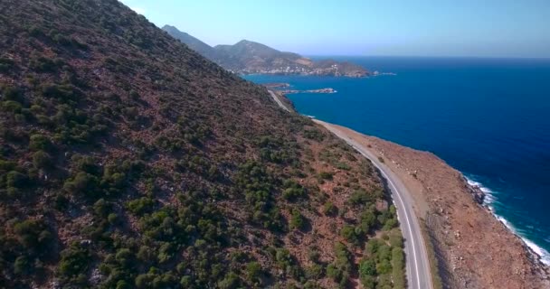 Létání nad silnicí od pobřeží — Stock video
