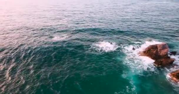 Volando sobre la hermosa orilla del mar — Vídeo de stock