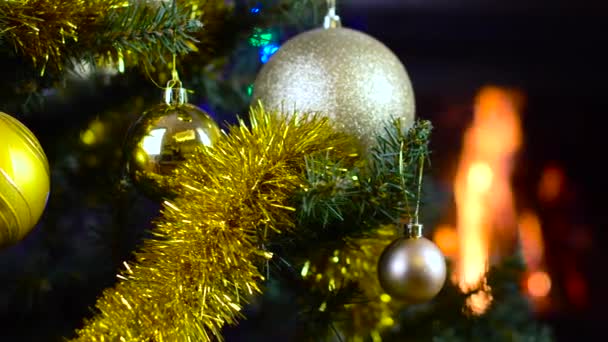 Dekorerad julgran med ljus framför öppna spisen — Stockvideo