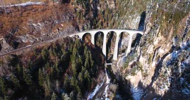 Piękny wiadukt w Szwajcarii, widok z lotu ptaka — Wideo stockowe