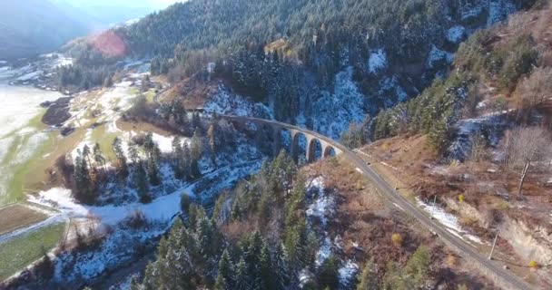 Wunderschönes Viadukt in der Schweiz, Luftaufnahme — Stockvideo
