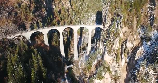 Hermoso viaducto en Suiza, vista aérea — Vídeo de stock