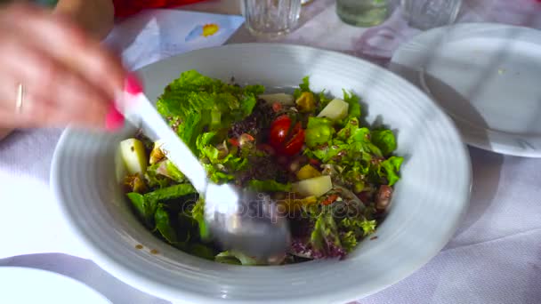 Traditional greek green salad — Stock Video