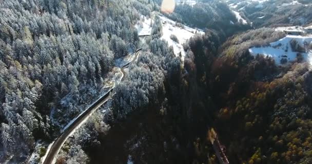 Горы в Швейцарии в зимнее время вид с воздуха — стоковое видео