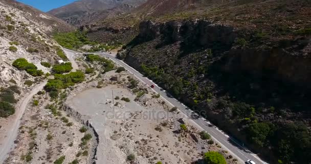 Carretera en las montañas en Creta Grecia — Vídeos de Stock
