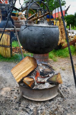 büyük tencerede yemek pişirme