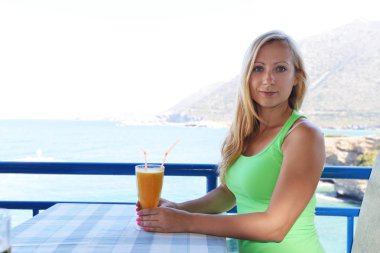 Kafedeki genç kadın. 