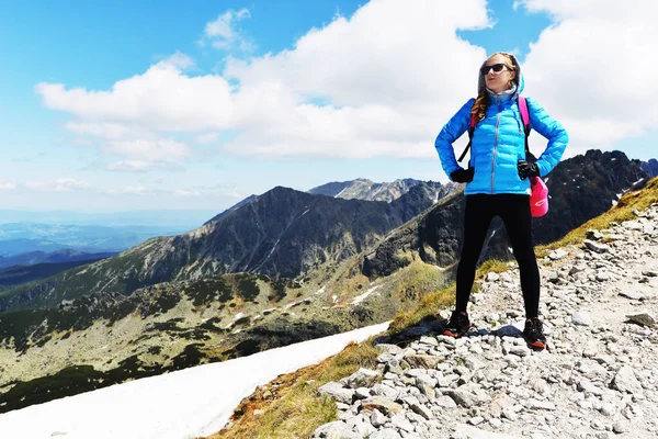 Young woman in mountains — Stock Photo, Image