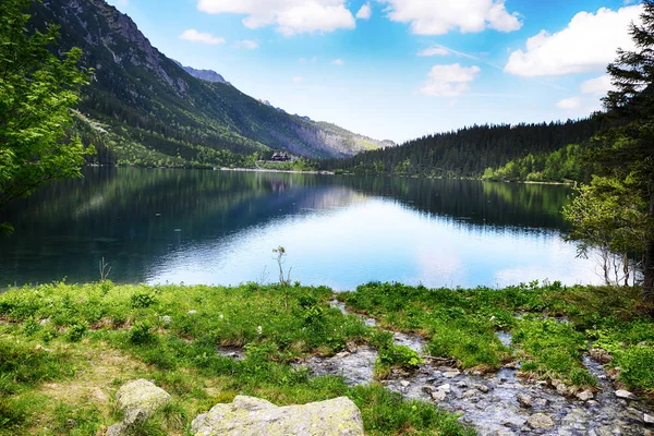 清澈的湖水在山 — 图库照片