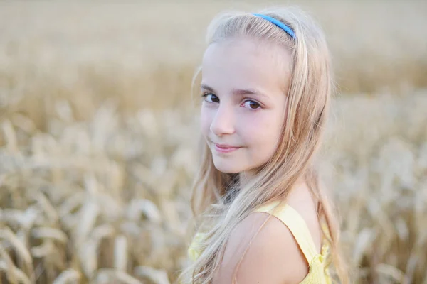 Girl in field of wheat — Stock Photo, Image
